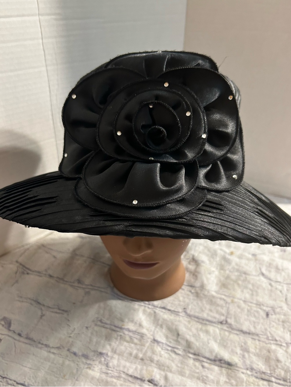 G.M.I. ELEGANT BLACK ALL OVER PLEATED DESIGN FANCY BOW CHURCH HAT POLYESTER